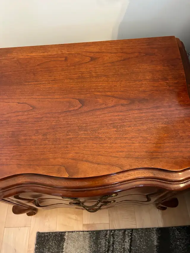 Beautiful 6 piece solid wood bedroom set.