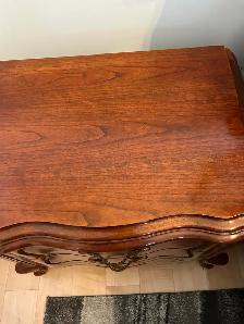 Beautiful 6 piece solid wood bedroom set.