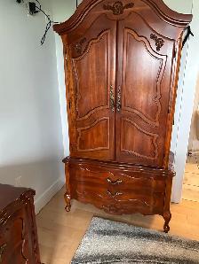 Beautiful 6 piece solid wood bedroom set. - Photo 3