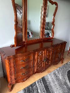 Beautiful 6 piece solid wood bedroom set. - Photo 4