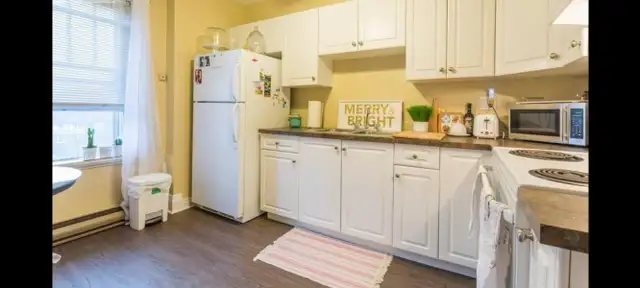 Upper unit, in an excellent location!
