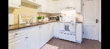 Upper unit, in an excellent location! - Photo 2