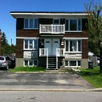 5 1/2 éclairé rez-de-chaussée - Triplex à Saint-Hubert/Longueuil