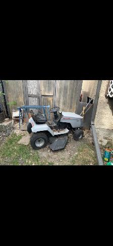 Riding lawnmower