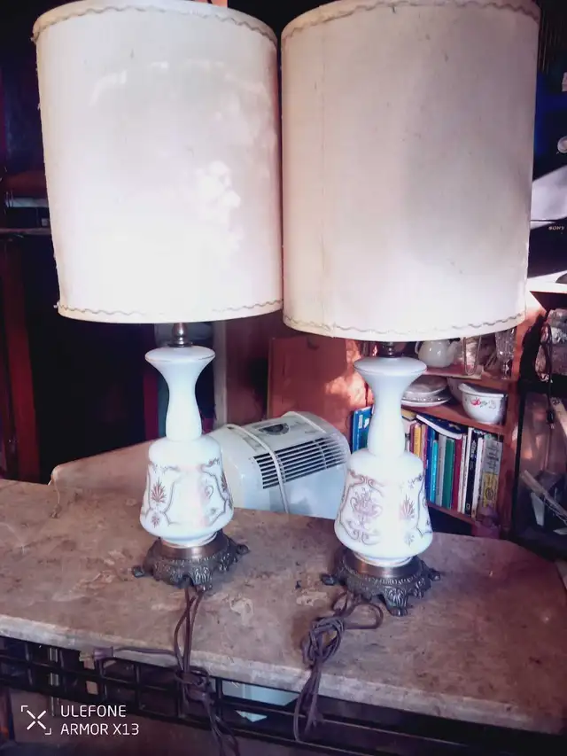 2 Elegant vintage style table lamps
