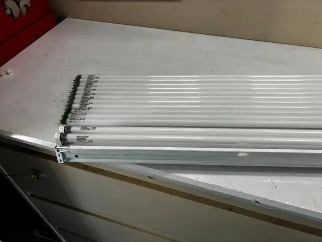 Tubes néons PHILIPS T5 45W / 5000K   1 electronic power supply