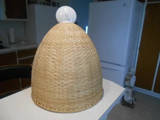 1-FIXTURE-PLAFONNIER ELECTRIQUE,AVEC UNE STRUCTURE,EN OSIER.