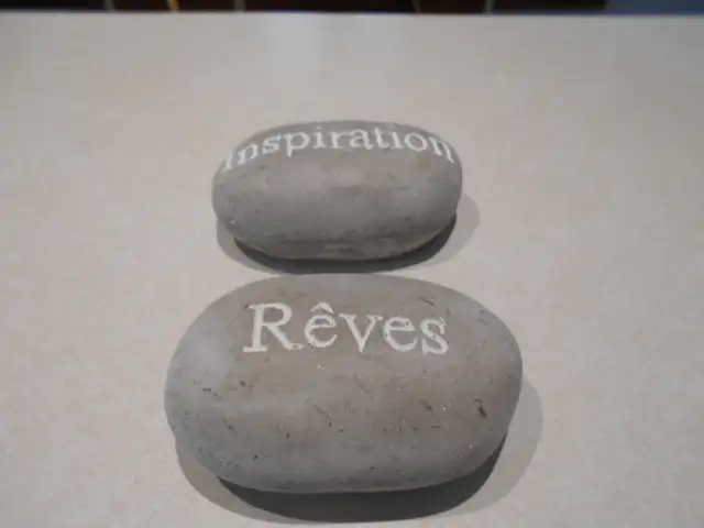 2-PIERRES GRISES DECORATIVES REVES,INSPIRATION.