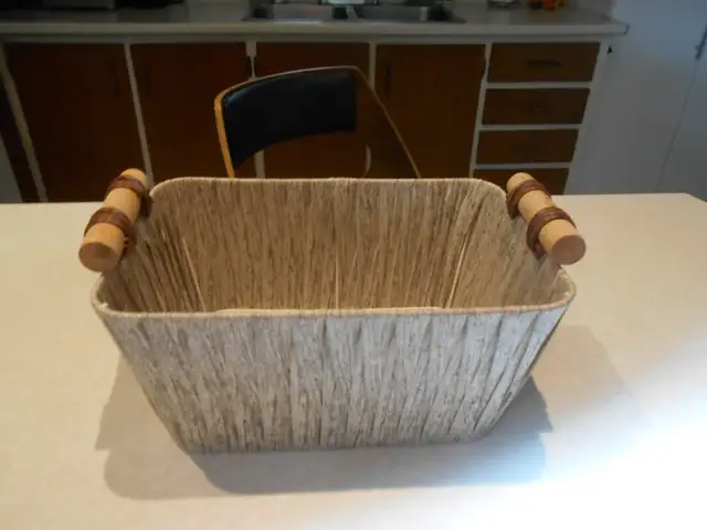1-PANIER DECORATIF EN METAL ET OSIER,AVEC POIGNEES.