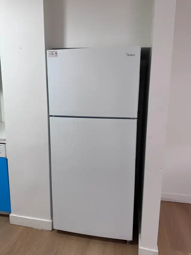 WHITE MIDEA RIGHT HAND FRIDGE WIDTH 29.5 HEIGHT 66 INCHES