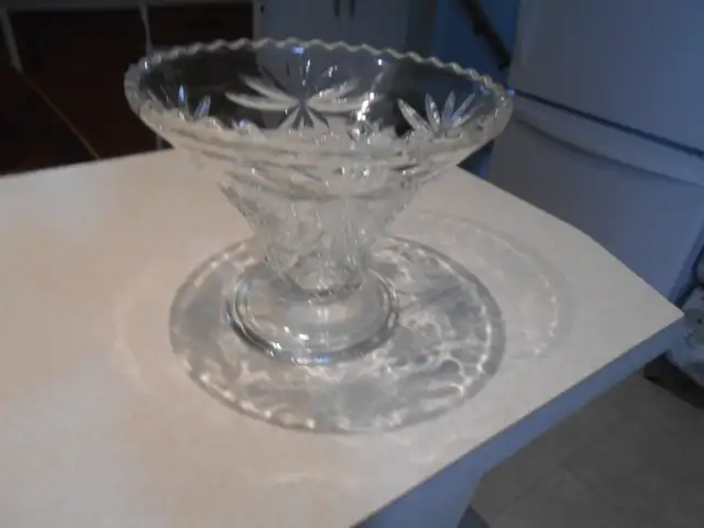 1-PLATEAU EN VERRE TAILLE AVEC UN PIED,MOTIFS-FLEURS,NEUF.
