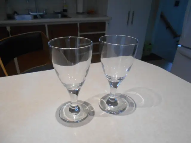 2-COUPES EN VERRE SOLIDE,AVEC PIEDS,ETAT=NEUFS.