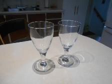 2-COUPES EN VERRE SOLIDE,AVEC PIEDS,ETAT=NEUFS.