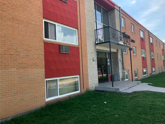 2 Bedroom - EK/Elmwood - 320 Poplar Ave