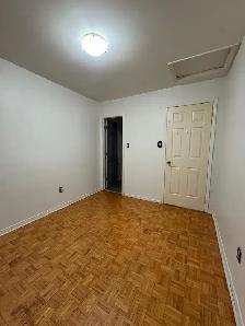 3 Beds, 1.5 Bath house in Square One Mississauga - Photo 8