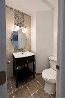 3 Beds, 1.5 Bath house in Square One Mississauga - Photo 9
