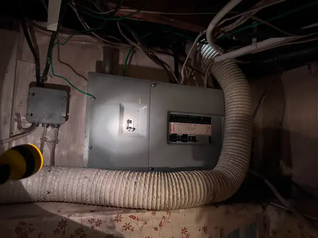 ELECTRICAL PANNEL WITH 100 AMP BREAKER