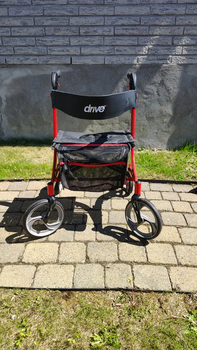 Marchette Nitro à vendre. 4 roues et pliable.