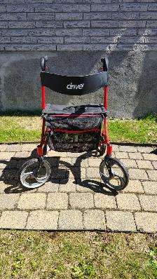 Marchette Nitro à vendre. 4 roues et pliable.