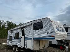 1997 Champian 25ft fifth wheel.