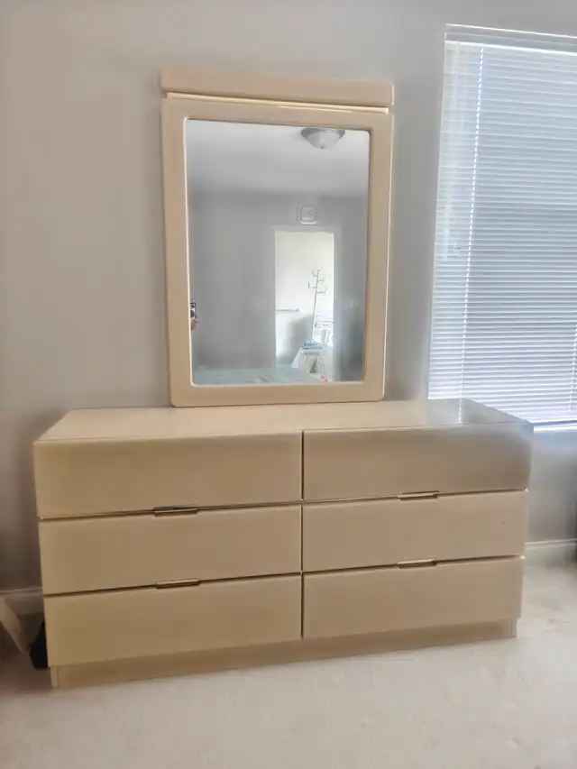 MOVING SALE ★★GLOSSY BEIGE 6-DRAWER DRESSER WITH MIRROR★★
