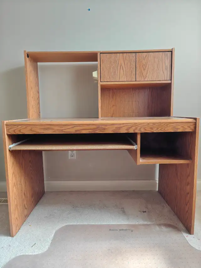 MOVING SALE ★★SOLID WOOD COMPUTER DESK★★