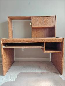 MOVING SALE ★★SOLID WOOD COMPUTER DESK★★