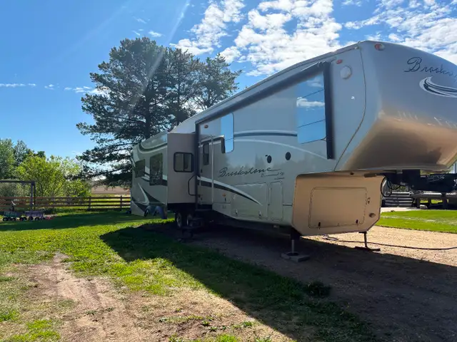2012 Brookstone by Coachmen Diamond Editi5th Wheel  Model 365 RL