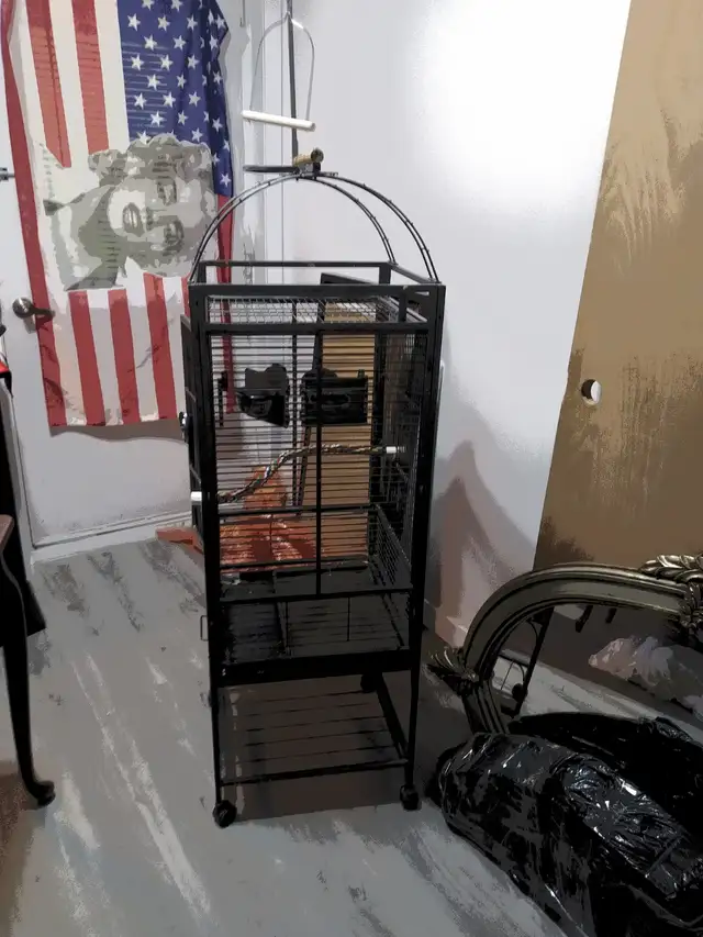Cage a Perroquet grande en metal $350.