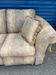 Beautiful Love Seat - Photo 5