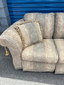 Beautiful Love Seat - Photo 6