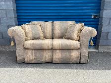 Beautiful Love Seat - Photo 7
