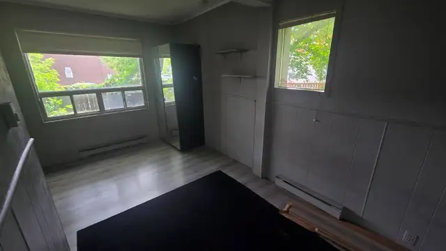 675/mth - McMaster Student Room Rental steps from Mcmaster