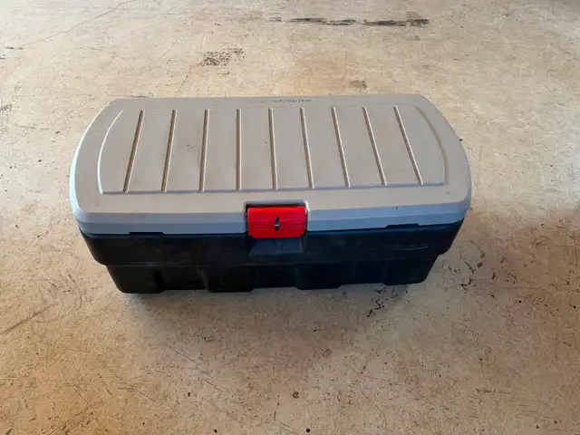 Rubbermaid container