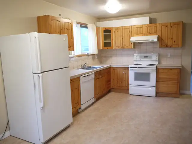 Beautiful 1200sf 3BR RENO'd main flr-5 min walk 2 LRT!