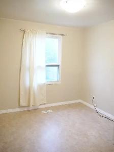 Beautiful 1200sf 3BR RENO'd main flr-5 min walk 2 LRT! - Photo 4