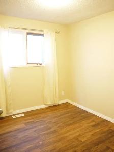 Beautiful 1200sf 3BR RENO'd main flr-5 min walk 2 LRT! - Photo 6