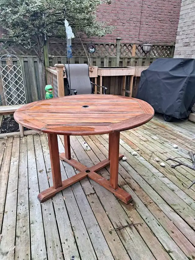 Wooden teak round patio table willing to buy
