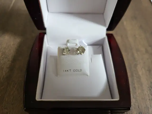 Brand New 14K White Gold Brilliant Cut Diamond Earrings For Sale