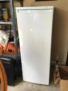 FRIGIDAIRE APT SIZE UPRIGHT FREEZER 7 cubic feet - Photo 2