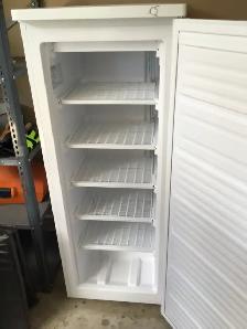 FRIGIDAIRE APT SIZE UPRIGHT FREEZER 7 cubic feet - Photo 4