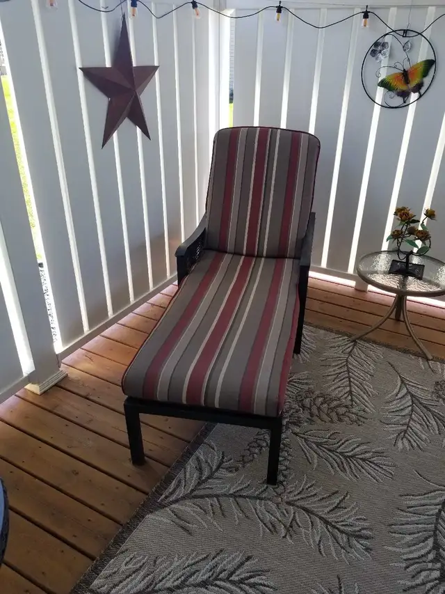 FULL-LENGTH LONGE CHAIR
