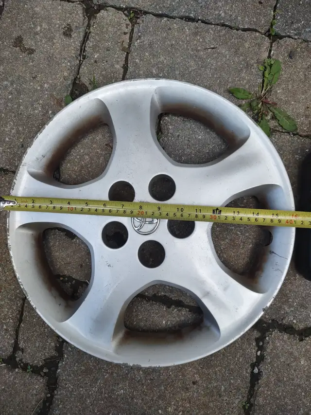 2 Caps de roue/enjoliveurs Toyota. Mesure sur photo. 10$ chaque