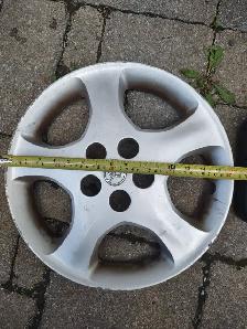 2 Caps de roue/enjoliveurs Toyota. Mesure sur photo. 10$ chaque