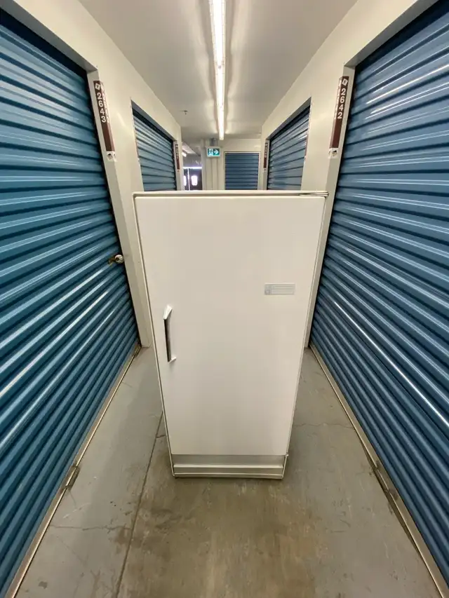 WHITE FRIGIDAIRE REFRIGERATOR