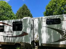 32 ft Forest river Rockwood camper trailer - Photo 2
