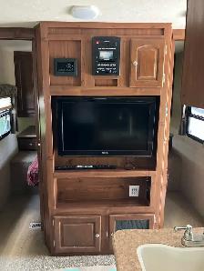 32 ft Forest river Rockwood camper trailer - Photo 9