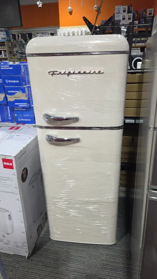 FRIGIDAIRE 7.5 CUFT RETRO CREAM REFRIGERATOR