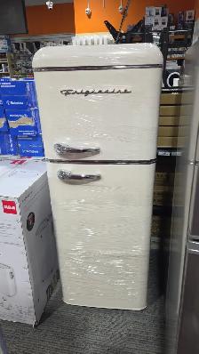 FRIGIDAIRE 7.5 CUFT RETRO CREAM REFRIGERATOR