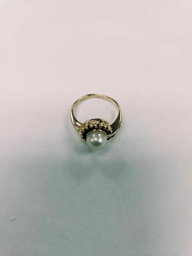 Bague en or avec perle